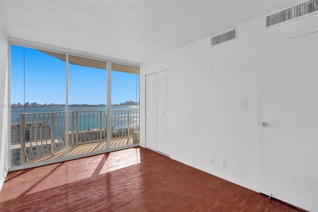 Building Photo - 7601 E Treasure Dr