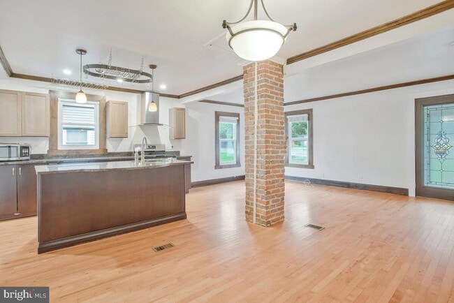 Building Photo - 1009 Tyler Ave