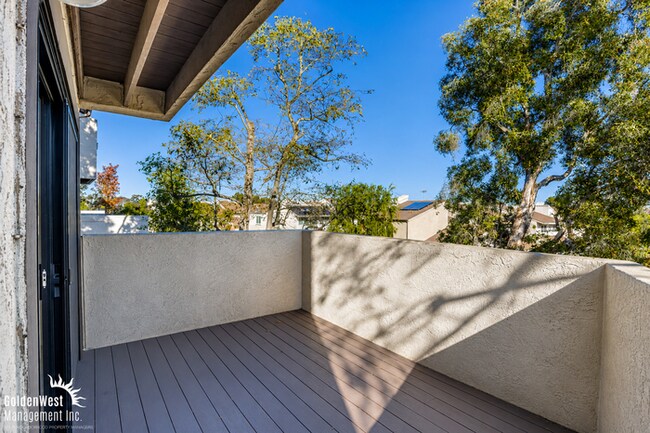 Building Photo - Bright & Airy 2Bdm 1Ba Townhome in San Diego!