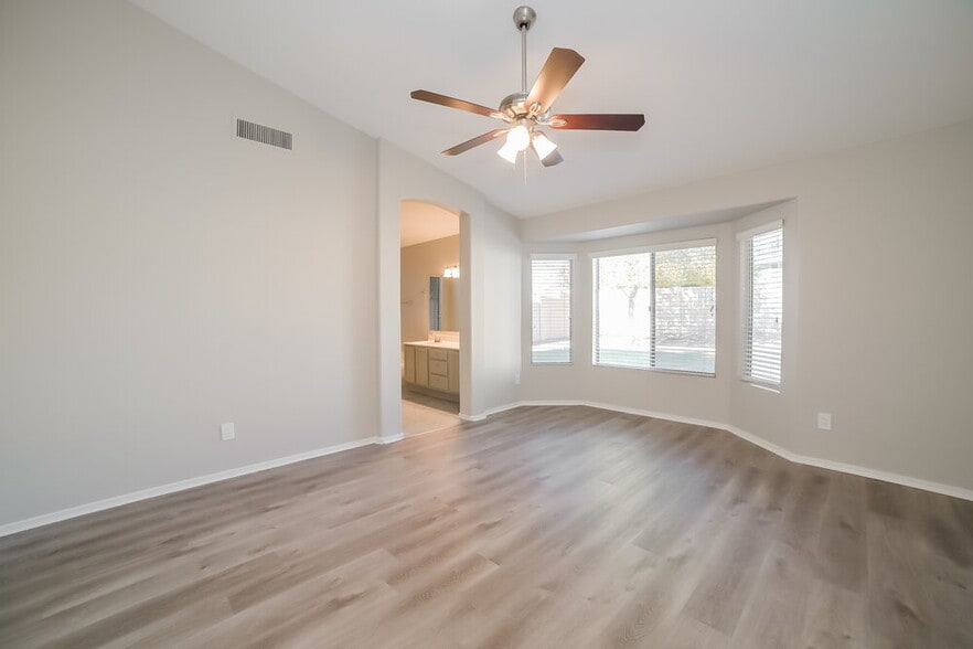 Building Photo - 6566 E Fox St