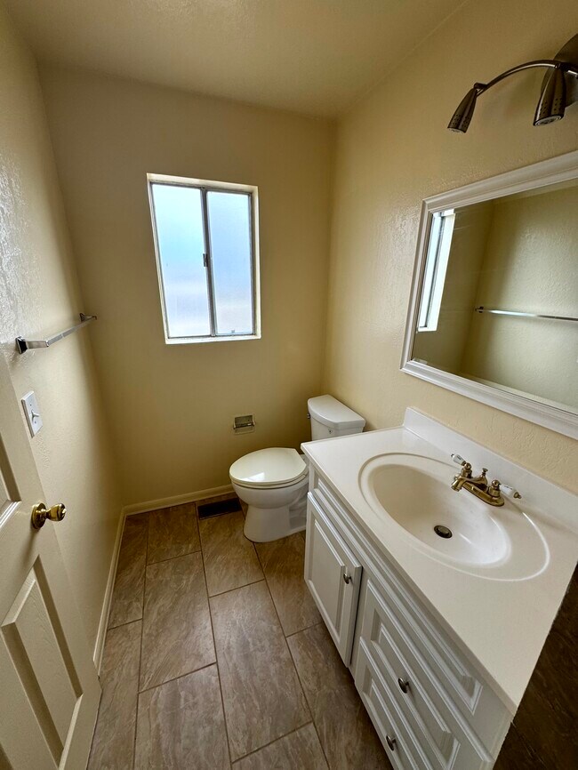 Building Photo - 487 Larson Ct