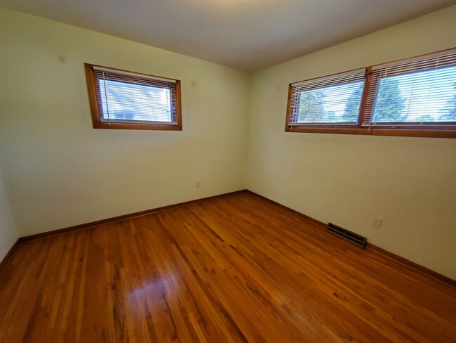 Building Photo - FOR RENT- Crestline Ave- Gorgeous Home in ...