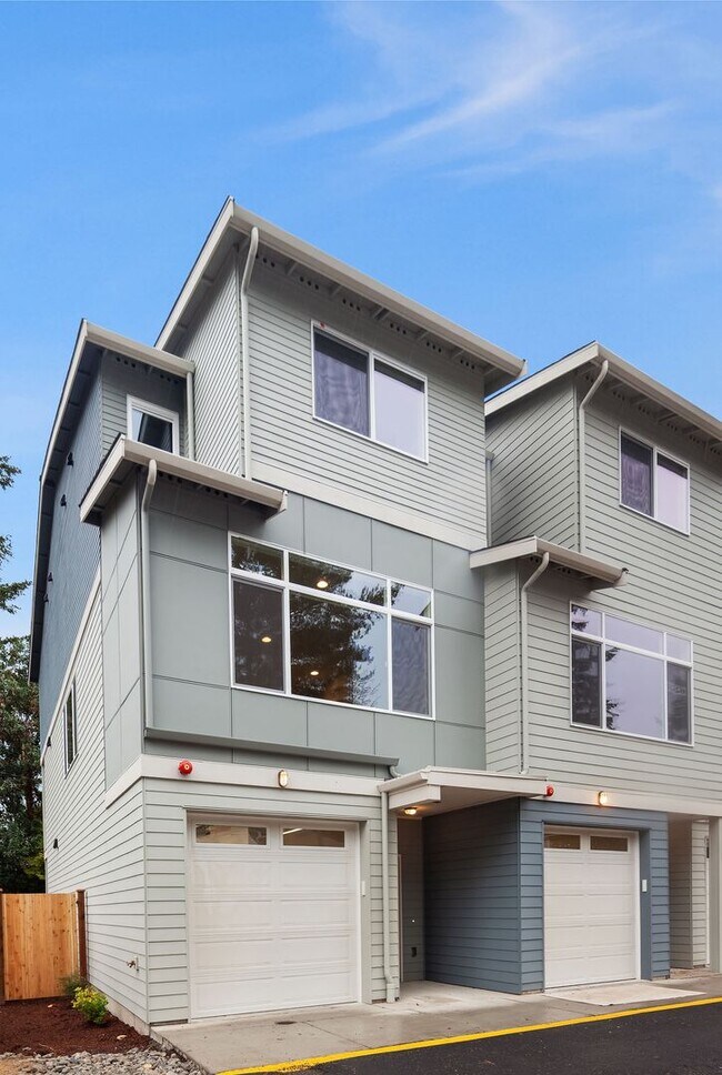 Building Photo - 4Bd/3.5Ba Shoreline Townhome