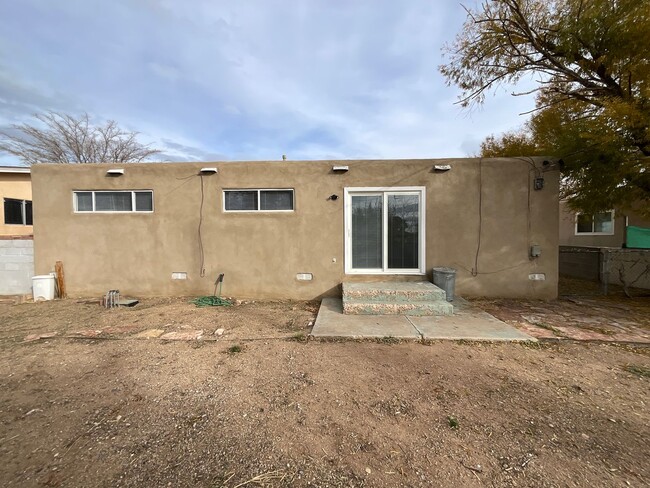 Building Photo - 3 Bedroom Single Story Home Available Near...