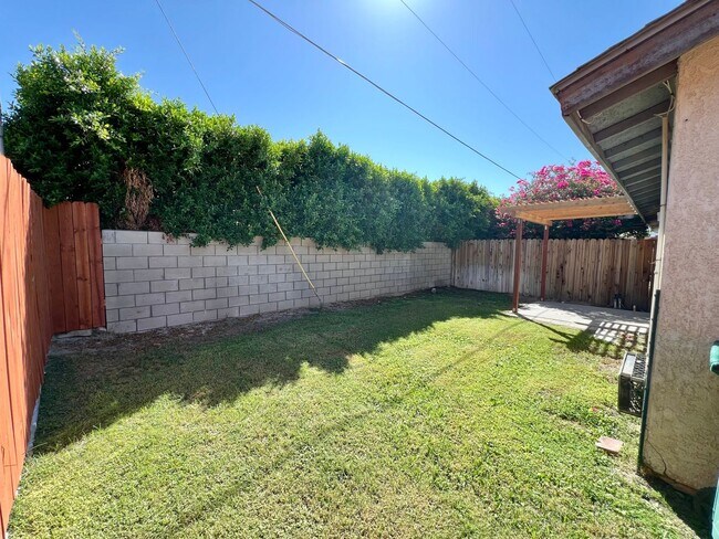 Building Photo - AVAILBLE NOW !!  3-bedroom 2 bath Duplex i...