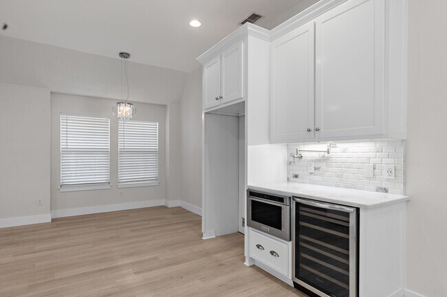 Building Photo - 1735 Woodridge Dr