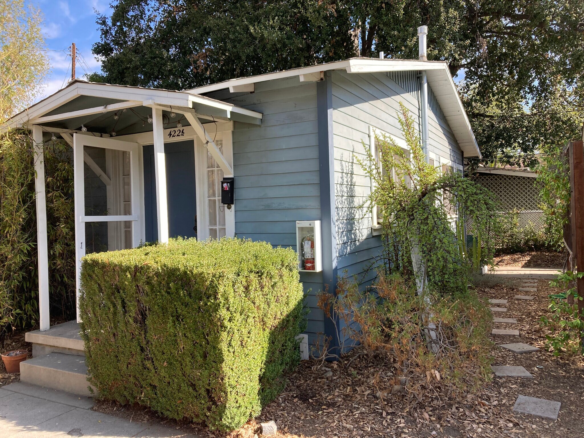 Front - 422 El Centro St
