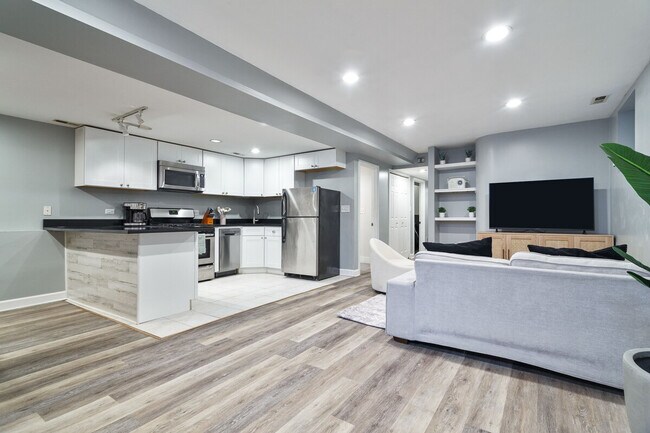 Building Photo - 3018 N Clybourn Ave