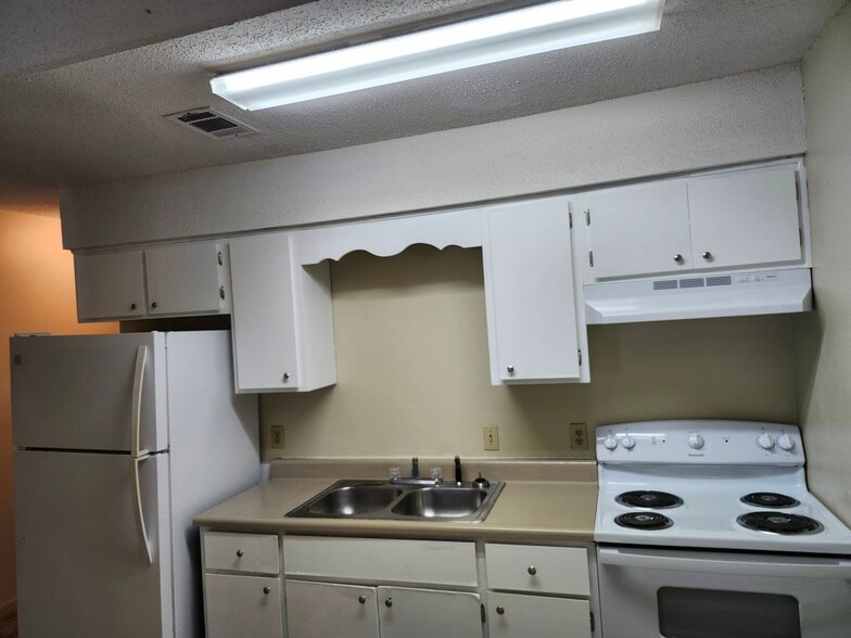 Upgraded kitchen - 25D 6th St