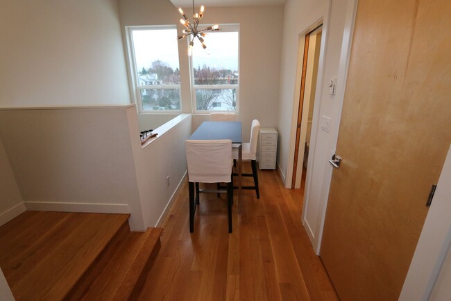 Building Photo - Ballard Townhome, 2 bed/2.5 bath, Roof Top...