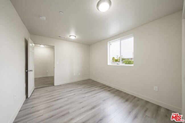 Building Photo - 831 E 83rd St