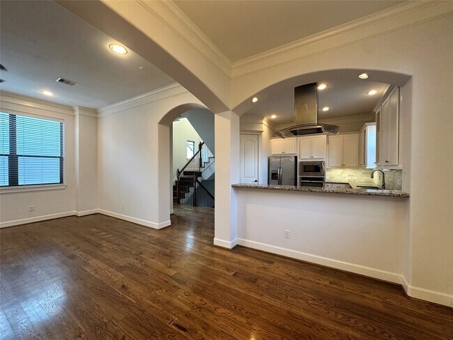 Building Photo - 615 W 27th St