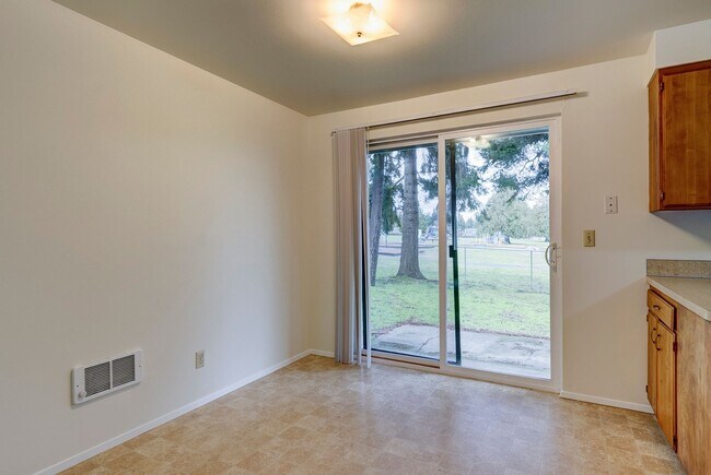 Building Photo - 830 SW 6th Ave