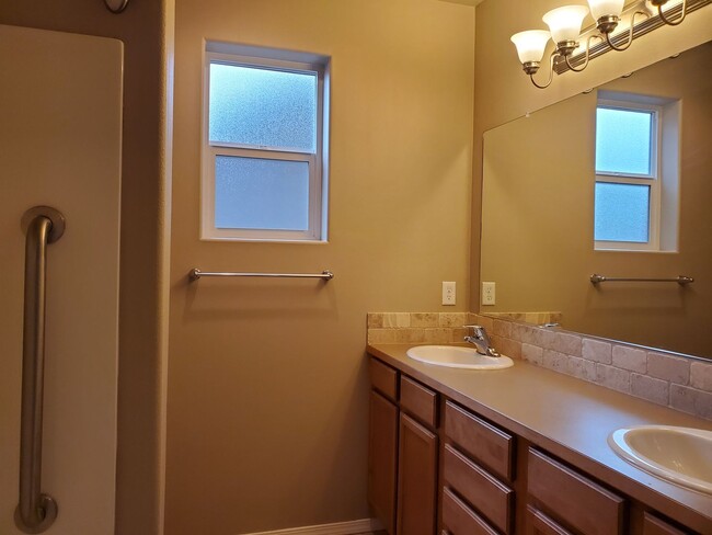 Building Photo - Must See Craftsman Style Home in Desirable West Salem Neighborhood