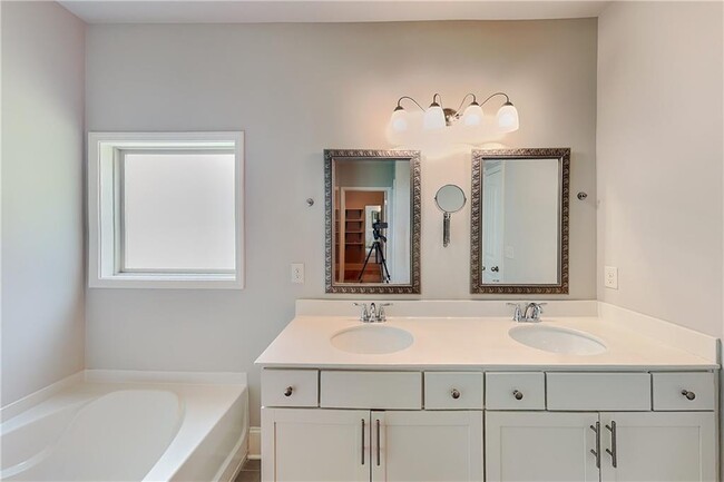 Building Photo - 2099 Apple Orchard Way