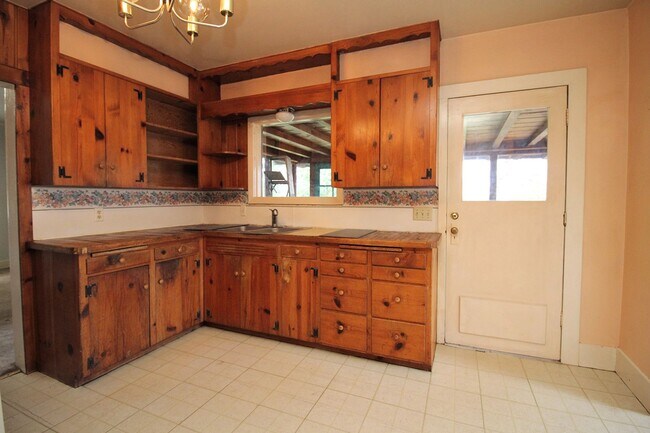 Building Photo - 3 Bed/1 Bath Craftsman Home – Oregon City