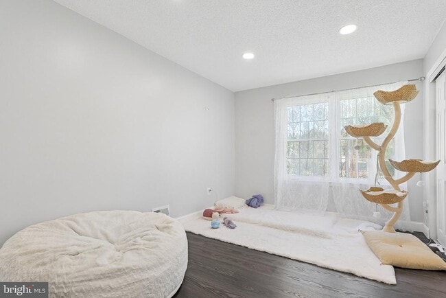 Building Photo - 11 Poillon Ct