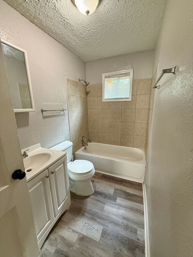 Building Photo - Charming 3BR House in Columbus