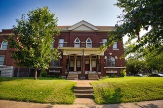 Building Photo - Charming 2-Bedroom South City Apartment with Historic Character