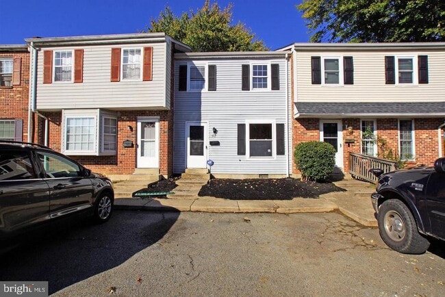 Building Photo - 90 Village Dr