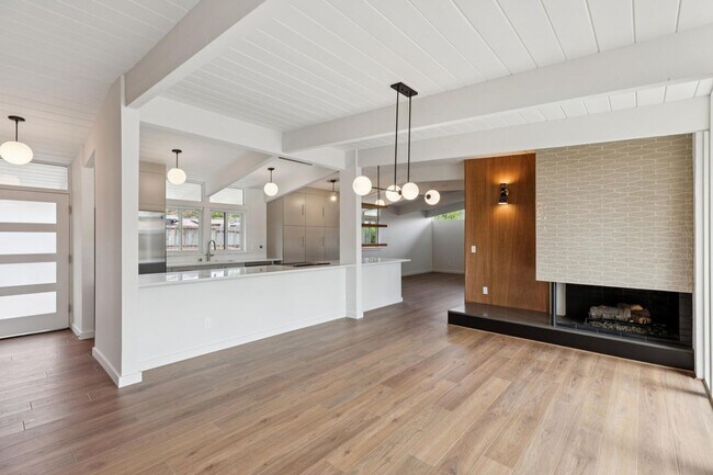 Building Photo - Eichler Mid-Century Home, Newly Renovated