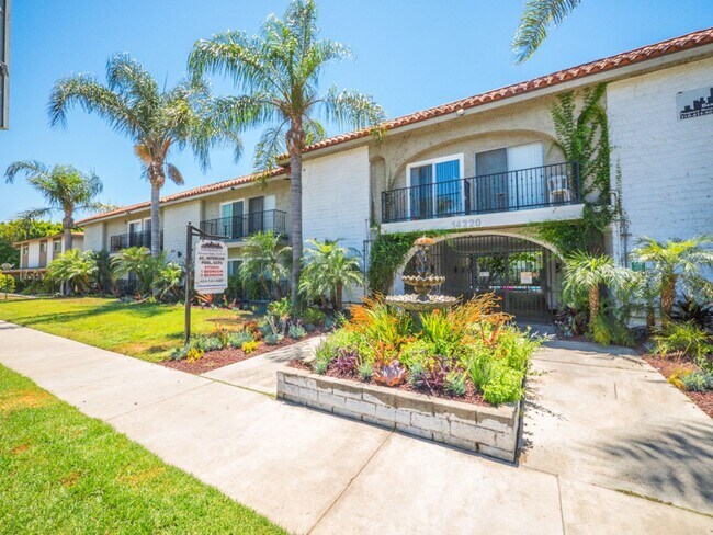 Interior Photo - 14220 Burbank Blvd