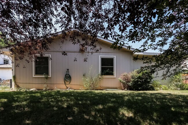 Building Photo - 824 Kimball Rd