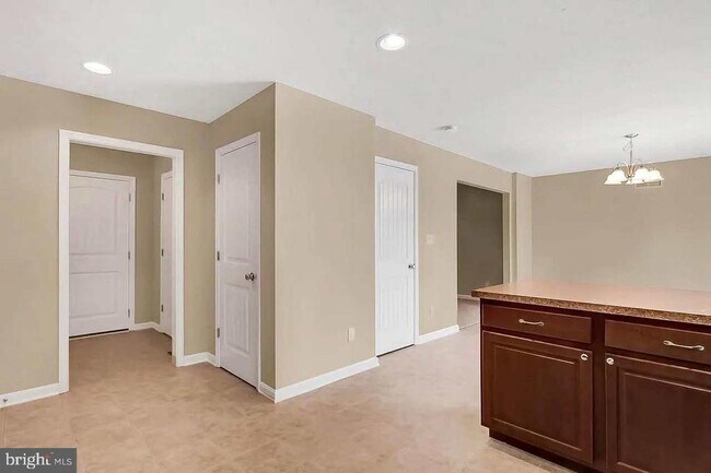 Building Photo - 180 Breezewood Dr