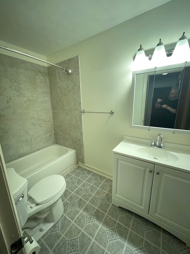 Building Photo - 250 S Villas Ct