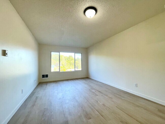 Interior Photo - Crestview