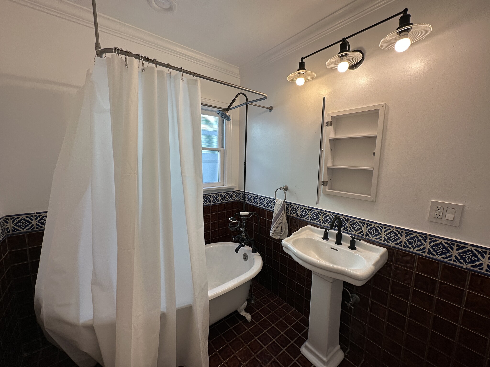 Building Photo - 7865 Willoughby Ave