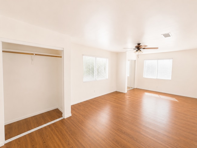 Building Photo - Large 5 Bed 3 Bath Home on East Falls - Popular Street Close to Campus!!!