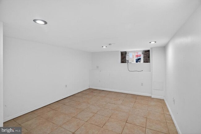 Building Photo - 1302 N Dover St