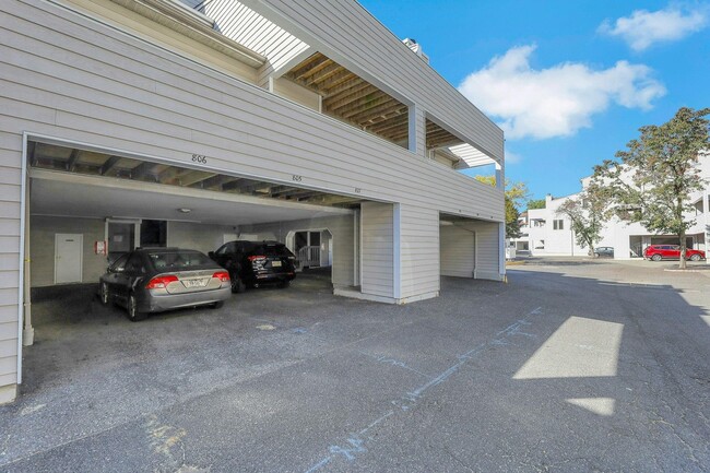 Building Photo - 806 Spinnaker Ct