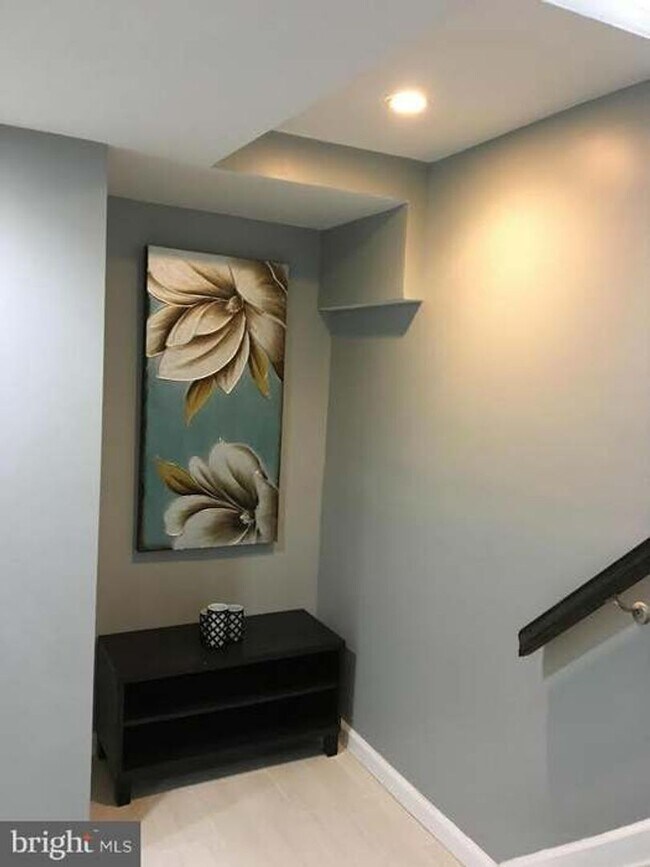 Building Photo - Spacious Townhome with Off Street Parking