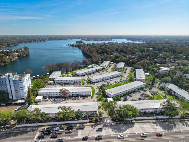 Building Photo - Lake Maitland Living | Mid-Century Charm