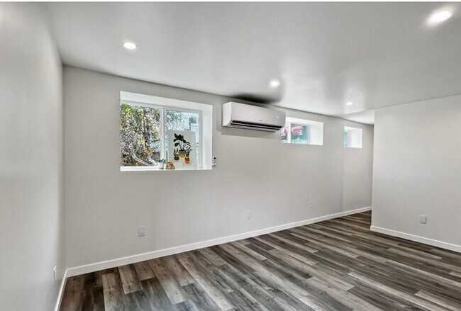 Building Photo - Peaceful 1 Bedroom Garden-Level Apartment ...