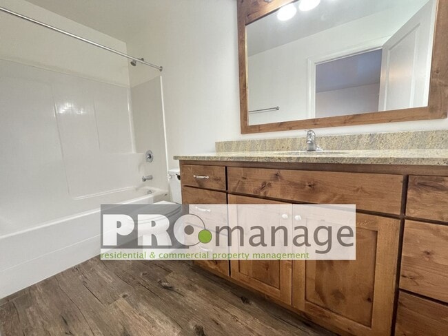 Building Photo - 3 Bed, 2 Bath Town Home w/ 2 Car Garage - Idaho Falls