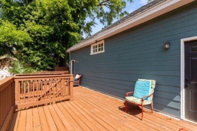Building Photo - 1 Bedroom Duplex COMPLETELY UPDATED with D...