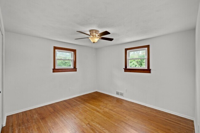Building Photo - AVAILABLE AUGUST 1ST!! Gorgeous 3 BEDROOM ...