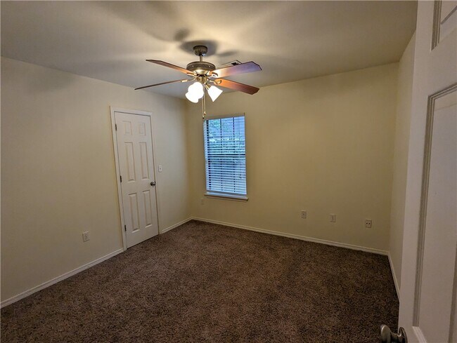 Building Photo - 2046 E Farr Ln