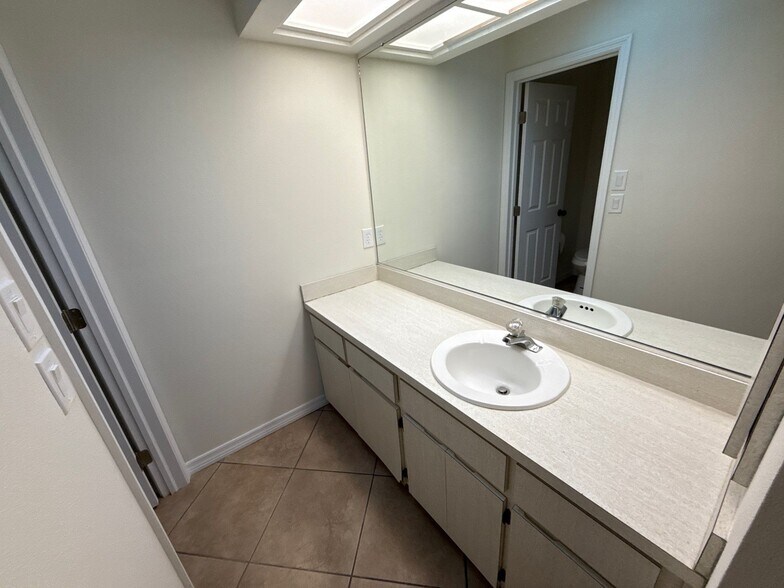 Building Photo - 100 Golfview Dr