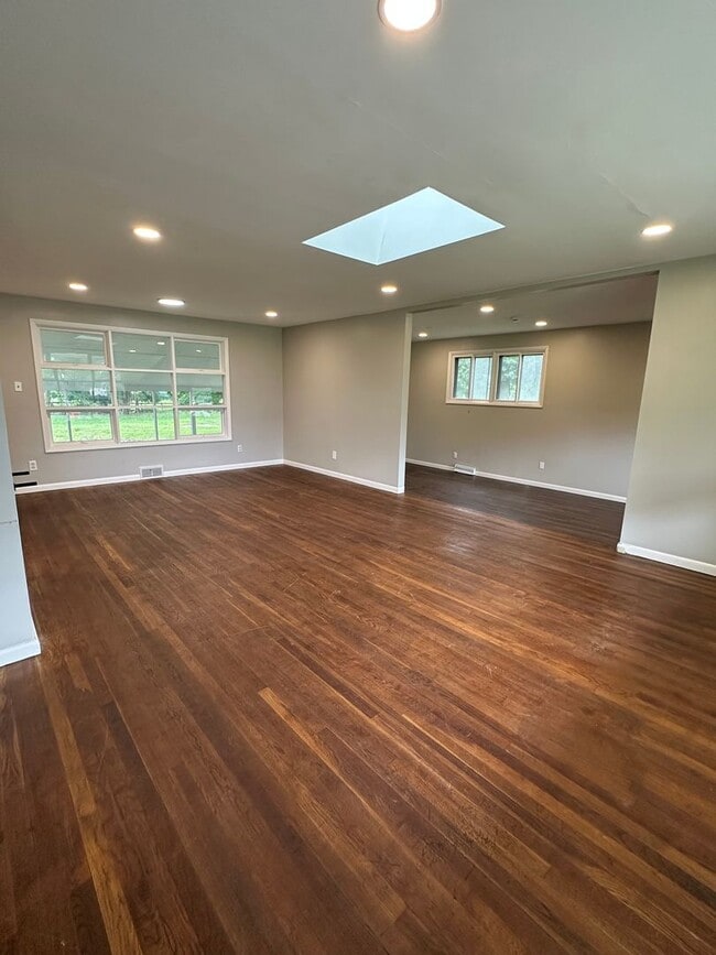 Building Photo - 3 Bedroom - 1 Bathroom - Single story living with unfinished basement for storage!