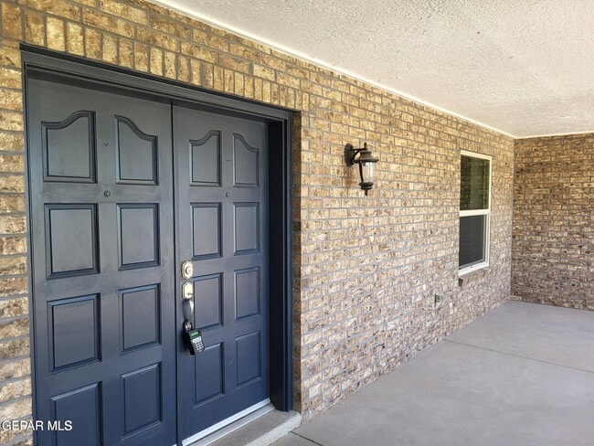 Building Photo - 408 Hollydale Dr