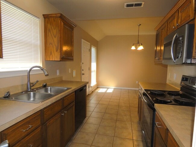 Building Photo - Beautiful 3 Bedroom, 2 Bath Duplex in Lindale!  Coming Soon!