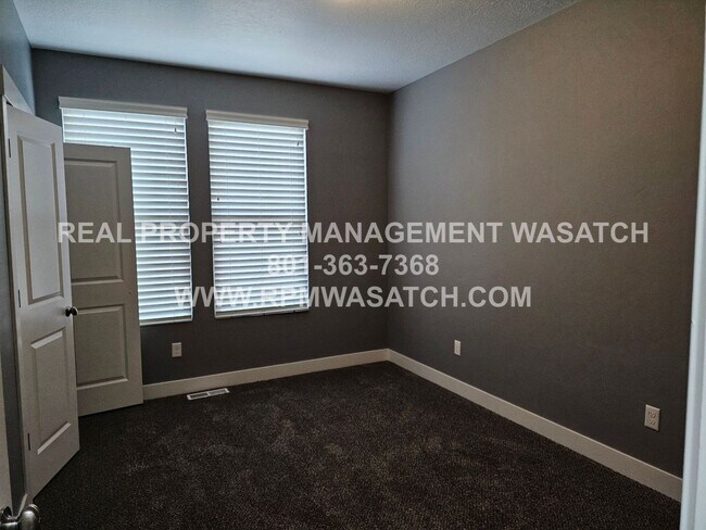 Building Photo - 4 Bedroom 2.5 Bath Town Home in Daybreak! MOVE IN SPECIAL 1/2 Off 1st Months Rent