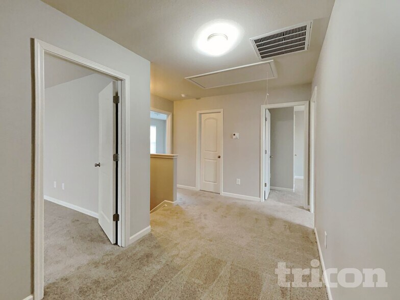 Building Photo - 4114 Vershire Ave