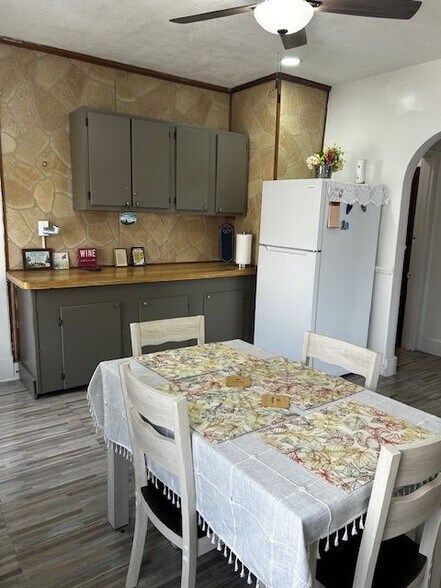 Building Photo - 214 Oak St