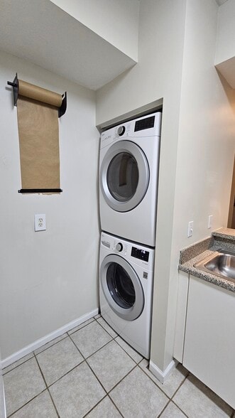 Washer dryer inside - 1152 University Blvd