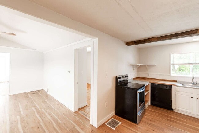 Building Photo - Spacious 2BR in Auburn with Off-Street Parking | $1,575 | AVAILABLE NOW